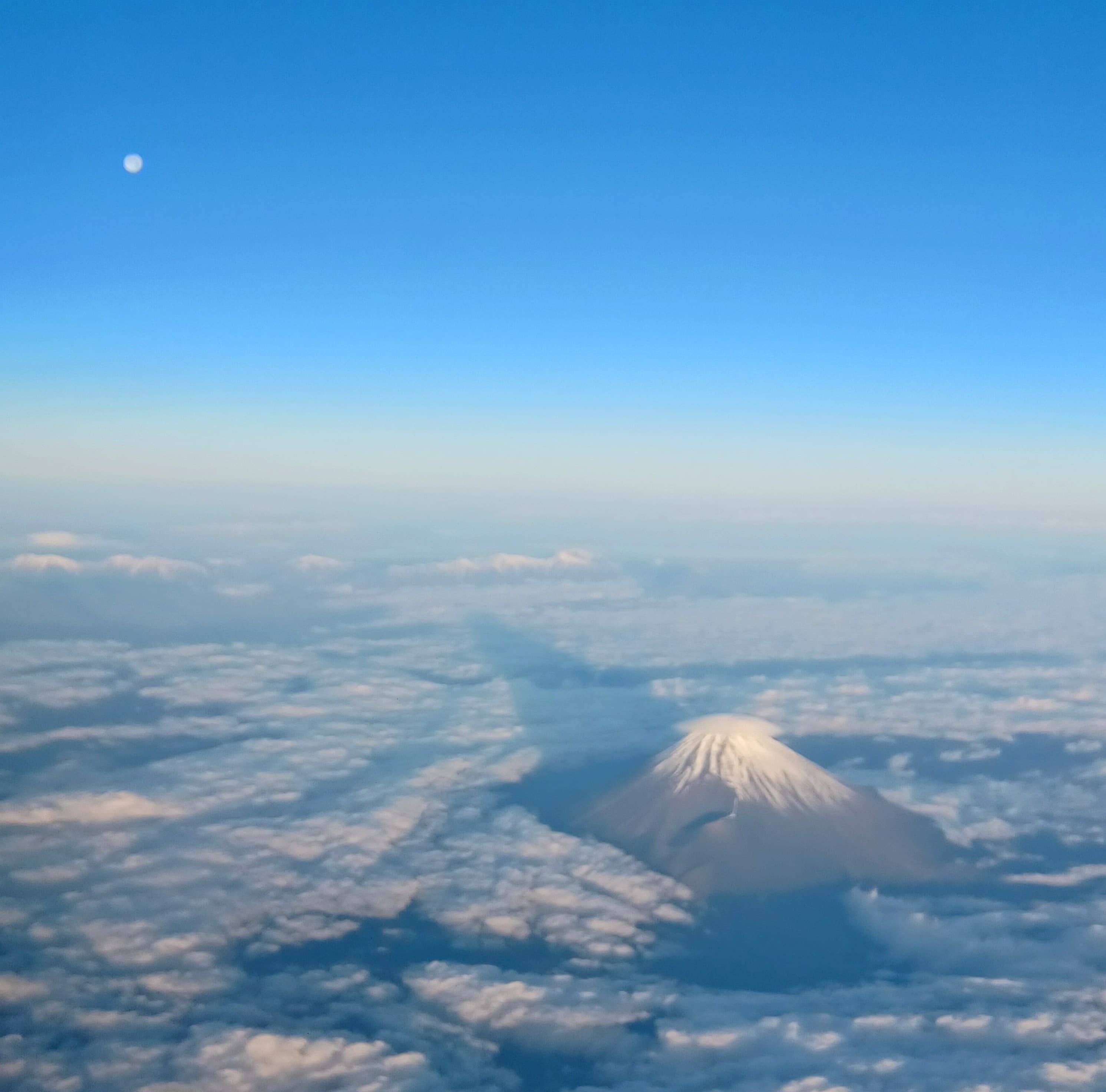 雲海の上から見た富士山