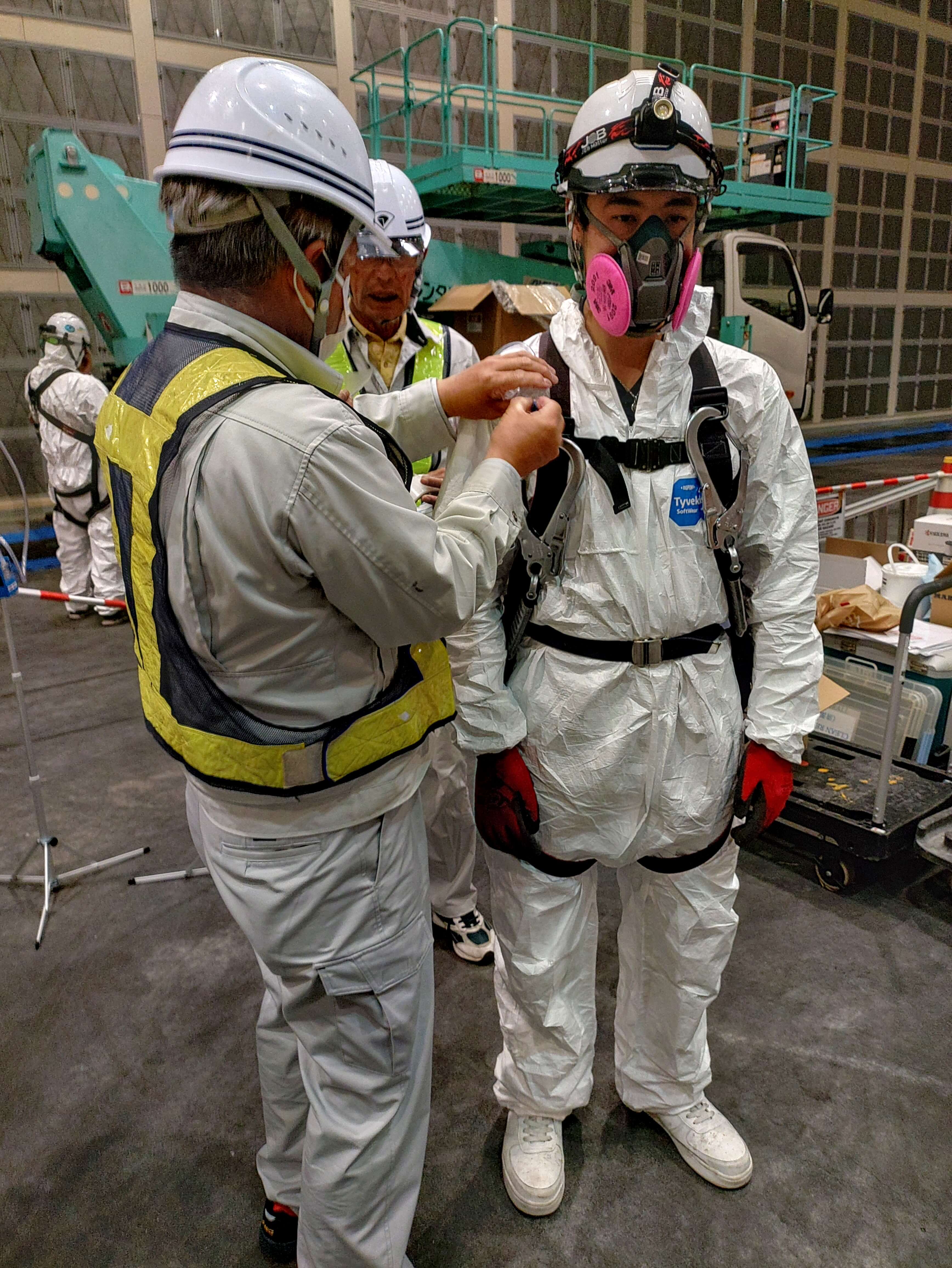 適切な個人防護具（PPE）を着用して有害物質をサンプリングする